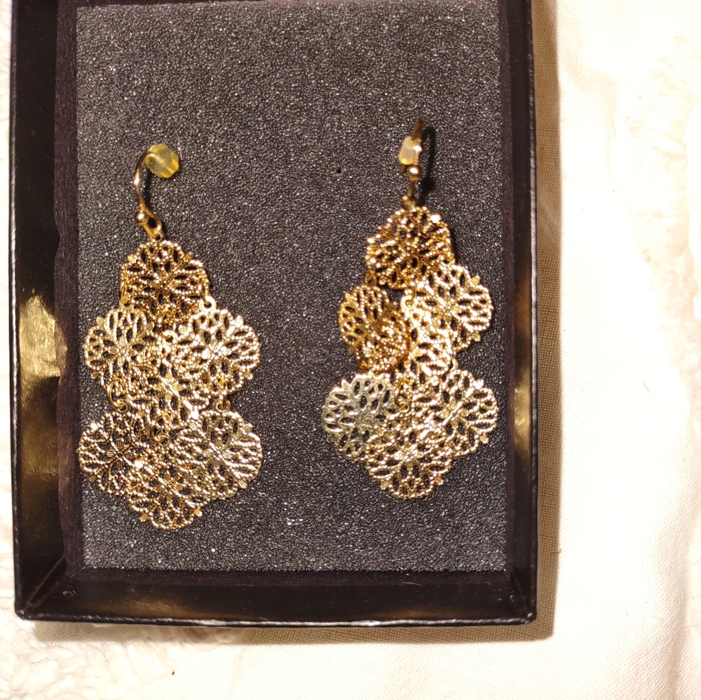 Beautiful Lightweight Gold Wire Earrings
